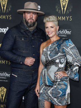 Aktör Chris Sullivan ve eşi Rachel Sullivan, 17 Eylül 2021 'de Kuzey Hollywood, Los Angeles, Kaliforniya, ABD' de düzenlenen The Academy of Television Arts and Sciences 'ta düzenlenen 73. Emmy Ödülü adaylarını onurlandırmak için Televizyon Akademisi' nin resepsiyonuna geldiler.