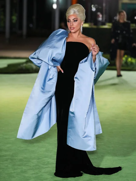 งเกอร เลด กาก สเตฟาน Joanne Angelina Germanotta สวมช Schiaparelli าหนดเองและเคร — ภาพถ่ายสต็อก