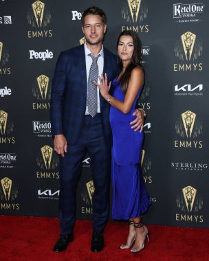 Aktör Justin Hartley ve aktris Sofia Pernas, 17 Eylül 2021 'de Los Angeles, Kaliforniya, ABD' deki Televizyon Sanatları ve Bilimleri Akademisi 'nde düzenlenen 73..