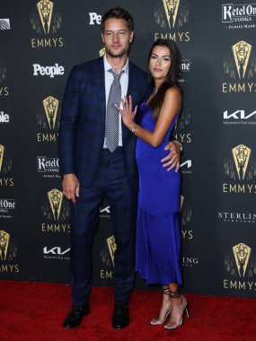 Aktör Justin Hartley ve aktris Sofia Pernas, 17 Eylül 2021 'de Los Angeles, Kaliforniya, ABD' deki Televizyon Sanatları ve Bilimleri Akademisi 'nde düzenlenen 73..