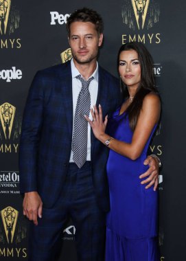 Aktör Justin Hartley ve aktris Sofia Pernas, 17 Eylül 2021 'de Los Angeles, Kaliforniya, ABD' deki Televizyon Sanatları ve Bilimleri Akademisi 'nde düzenlenen 73..