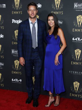 Aktör Justin Hartley ve aktris Sofia Pernas, 17 Eylül 2021 'de Los Angeles, Kaliforniya, ABD' deki Televizyon Sanatları ve Bilimleri Akademisi 'nde düzenlenen 73..