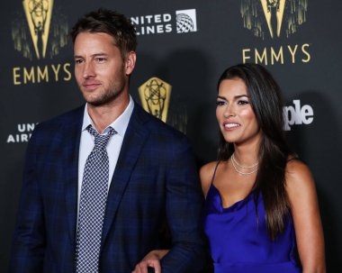 Aktör Justin Hartley ve aktris Sofia Pernas, 17 Eylül 2021 'de Los Angeles, Kaliforniya, ABD' deki Televizyon Sanatları ve Bilimleri Akademisi 'nde düzenlenen 73..