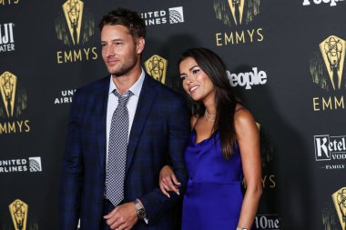 Aktör Justin Hartley ve aktris Sofia Pernas, 17 Eylül 2021 'de Los Angeles, Kaliforniya, ABD' deki Televizyon Sanatları ve Bilimleri Akademisi 'nde düzenlenen 73..
