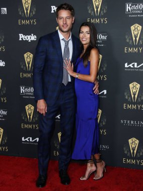Aktör Justin Hartley ve aktris Sofia Pernas, 17 Eylül 2021 'de Los Angeles, Kaliforniya, ABD' deki Televizyon Sanatları ve Bilimleri Akademisi 'nde düzenlenen 73..