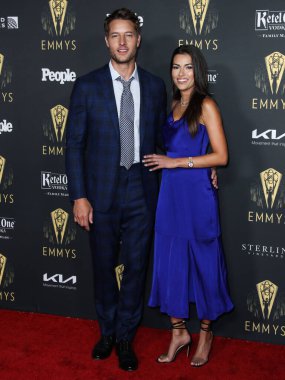 Aktör Justin Hartley ve aktris Sofia Pernas, 17 Eylül 2021 'de Los Angeles, Kaliforniya, ABD' deki Televizyon Sanatları ve Bilimleri Akademisi 'nde düzenlenen 73..