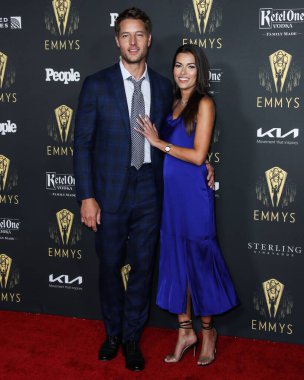 Aktör Justin Hartley ve aktris Sofia Pernas, 17 Eylül 2021 'de Kuzey Hollywood, Los Angeles, Kaliforniya, U' da düzenlenen Televizyon Sanatları ve Bilimleri Akademisi 'nde düzenlenen 73.