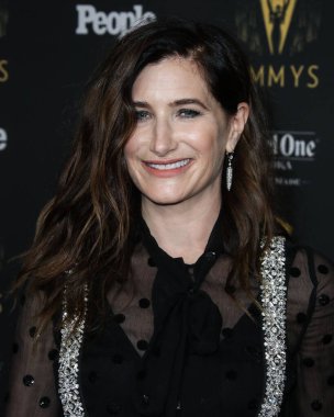 Aktris Kathryn Hahn, 17 Eylül 2021 'de Kuzey Hollywood, Los Angeles, Kaliforniya, ABD' de düzenlenen The Academy of Television Arts and Sciences 'ta düzenlenen 73. Emmy Ödülü adaylarını onurlandırmak için Televizyon Akademisi' nin resepsiyonuna geldi..