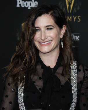 Aktris Kathryn Hahn, 17 Eylül 2021 'de Kuzey Hollywood, Los Angeles, Kaliforniya, ABD' de düzenlenen The Academy of Television Arts and Sciences 'ta düzenlenen 73. Emmy Ödülü adaylarını onurlandırmak için Televizyon Akademisi' nin resepsiyonuna geldi..