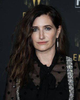 Aktris Kathryn Hahn, 17 Eylül 2021 'de Kuzey Hollywood, Los Angeles, Kaliforniya, ABD' de düzenlenen The Academy of Television Arts and Sciences 'ta düzenlenen 73. Emmy Ödülü adaylarını onurlandırmak için Televizyon Akademisi' nin resepsiyonuna geldi..