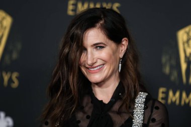 Aktris Kathryn Hahn, 17 Eylül 2021 'de Kuzey Hollywood, Los Angeles, Kaliforniya, ABD' de düzenlenen The Academy of Television Arts and Sciences 'ta düzenlenen 73. Emmy Ödülü adaylarını onurlandırmak için Televizyon Akademisi' nin resepsiyonuna geldi..