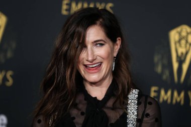 Aktris Kathryn Hahn, 17 Eylül 2021 'de Kuzey Hollywood, Los Angeles, Kaliforniya, ABD' de düzenlenen The Academy of Television Arts and Sciences 'ta düzenlenen 73. Emmy Ödülü adaylarını onurlandırmak için Televizyon Akademisi' nin resepsiyonuna geldi..