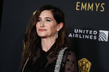 Aktris Kathryn Hahn, 17 Eylül 2021 'de Kuzey Hollywood, Los Angeles, Kaliforniya, ABD' de düzenlenen The Academy of Television Arts and Sciences 'ta düzenlenen 73. Emmy Ödülü adaylarını onurlandırmak için Televizyon Akademisi' nin resepsiyonuna geldi..