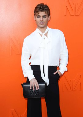 Aktör Garrett Clayton, 16 Eylül 2021 'de SheatsGoldstein Konutu' nda düzenlenen MARCELL VON BERLIN İlkbahar / Yaz 2021 Runway Show 'a geldi..