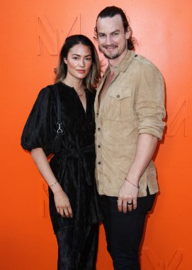 Stylist Kara Cook ve kocası / aktörü Luke Cook, 16 Eylül 2021 'de Beverly Hills, Los Angeles, Kaliforniya, ABD' de düzenlenen MARCELL VON BERLIN İlkbahar / Yaz 2021 Runway Show 'a geldiler.. 