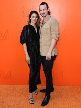 Stylist Kara Cook ve kocası / aktörü Luke Cook, 16 Eylül 2021 'de Beverly Hills, Los Angeles, Kaliforniya, ABD' de düzenlenen MARCELL VON BERLIN İlkbahar / Yaz 2021 Runway Show 'a geldiler..