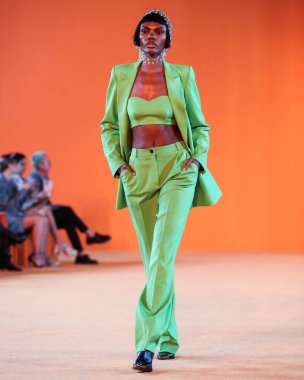 Model Londra Şövalyesi, 16 Eylül 2021 'de Beverly Hills, Los Angeles, Kaliforniya' da düzenlenen SheatsGoldstein Konağı 'nda düzenlenen MARCELL VON BERLIN İlkbaharı / Yaz 2021 Moda Gösterisi' nde podyumda yürüyor..