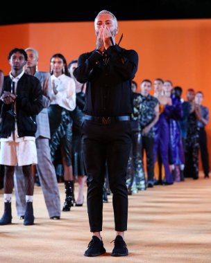 Marcell Pustul, 16 Eylül 2021 'de Beverly Hills, Los Angeles, Kaliforniya, ABD' de düzenlenen SheatsGoldstein Konağı 'nda düzenlenen MARCELL VON BERLIN İlkbahar / Yaz 2021 Runway Show' da podyumda yürüyor.. 