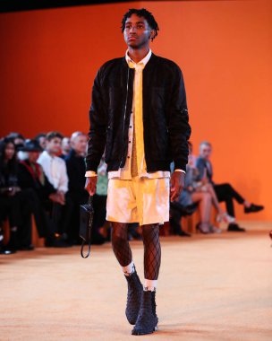 Model Denim Cole Braxton-Lewis, 16 Eylül 2021 'de Beverly Hills, Los Angeles, Kaliforniya' da düzenlenen MARCELL VON BERLIN Spring / Summer 2021 Runway Show defilesinde podyumda yürüyor..