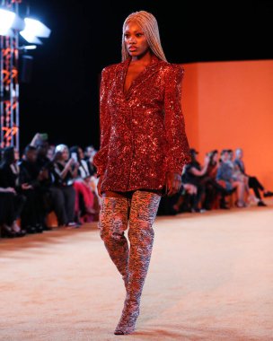 Model MAAD, 16 Eylül 2021 tarihinde Beverly Hills, Los Angeles, Kaliforniya, ABD 'de SheatsGoldstein Konutu' nda düzenlenen MARCELL VON BERLIN İlkbaharı / Yaz 2021 Runway Show 'da podyumda yürüyor.. 
