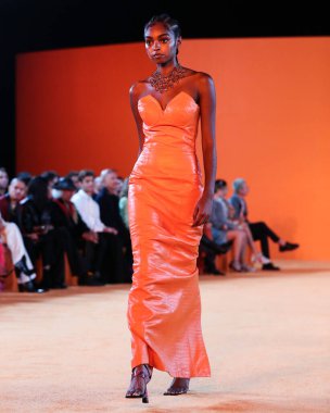 16 Eylül 2021 'de Beverly Hills, Los Angeles, Kaliforniya' da SheatsGoldstein Konutu 'nda düzenlenen MARCELL VON BERLIN İlkbahar / Yaz 2021 Runway Show' da bir model podyumda yürüyor..