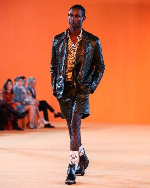 16 Eylül 2021 'de Beverly Hills, Los Angeles, Kaliforniya' da SheatsGoldstein Konutu 'nda düzenlenen MARCELL VON BERLIN İlkbahar / Yaz 2021 Runway Show' da bir model podyumda yürüyor..