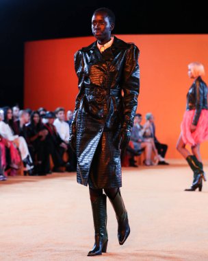 16 Eylül 2021 'de Beverly Hills, Los Angeles, Kaliforniya' da SheatsGoldstein Konutu 'nda düzenlenen MARCELL VON BERLIN İlkbahar / Yaz 2021 Runway Show' da bir model podyumda yürüyor..