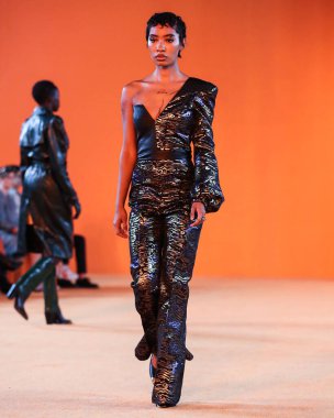 16 Eylül 2021 'de Beverly Hills, Los Angeles, Kaliforniya' da SheatsGoldstein Konutu 'nda düzenlenen MARCELL VON BERLIN İlkbahar / Yaz 2021 Runway Show' da bir model podyumda yürüyor..