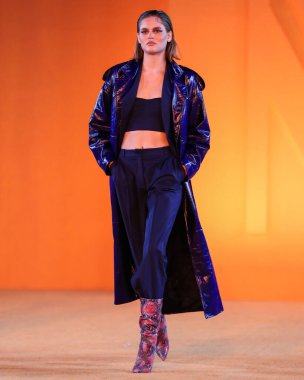 16 Eylül 2021 'de Beverly Hills, Los Angeles, Kaliforniya' da SheatsGoldstein Konutu 'nda düzenlenen MARCELL VON BERLIN İlkbahar / Yaz 2021 Runway Show' da bir model podyumda yürüyor..