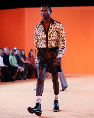 16 Eylül 2021 'de Beverly Hills, Los Angeles, Kaliforniya' da SheatsGoldstein Konutu 'nda düzenlenen MARCELL VON BERLIN İlkbahar / Yaz 2021 Runway Show' da bir model podyumda yürüyor.. 