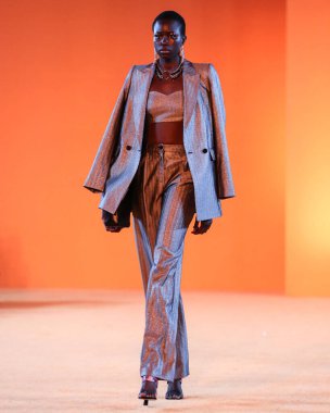 16 Eylül 2021 'de Beverly Hills, Los Angeles, Kaliforniya' da SheatsGoldstein Konutu 'nda düzenlenen MARCELL VON BERLIN İlkbahar / Yaz 2021 Runway Show' da bir model podyumda yürüyor.. 