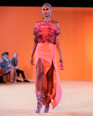 16 Eylül 2021 'de Beverly Hills, Los Angeles, Kaliforniya' da SheatsGoldstein Konutu 'nda düzenlenen MARCELL VON BERLIN İlkbahar / Yaz 2021 Runway Show' da bir model podyumda yürüyor.. 