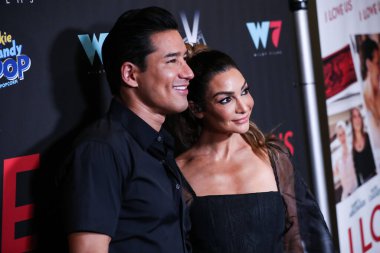 Aktör / televizyon sunucusu Mario Lopez ve aktris Courtney Laine Mazza, 13 Eylül 2021 'de Hollywood, Los Angeles, Kaliforniya, ABD' deki Harmony Gold Theater 'da düzenlenen' I Love Us 'adlı Vizyon Filmlerinin Los Angeles galasına geldiler.
