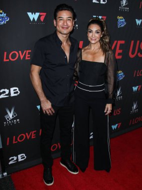 Aktör / televizyon sunucusu Mario Lopez ve aktris Courtney Laine Mazza, 13 Eylül 2021 'de Hollywood, Los Angeles, Kaliforniya, ABD' deki Harmony Gold Theater 'da düzenlenen' I Love Us 'adlı Vizyon Filmlerinin Los Angeles galasına geldiler.
