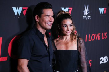 Aktör / televizyon sunucusu Mario Lopez ve aktris Courtney Laine Mazza, 13 Eylül 2021 'de Hollywood, Los Angeles, Kaliforniya, ABD' deki Harmony Gold Theater 'da düzenlenen' I Love Us 'adlı Vizyon Filmlerinin Los Angeles galasına geldiler.