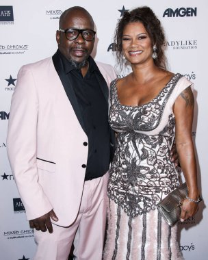 Şarkıcı-söz yazarı Bobby Brown ve eşi / yapımcısı Alicia Etheredge-Brown, 11 Eylül 2021 'de Beverly Hilton Hotel' de düzenlenen 12. Geleneksel Mükemmellik Kadınları ve Moda Gösterisine geldiler.