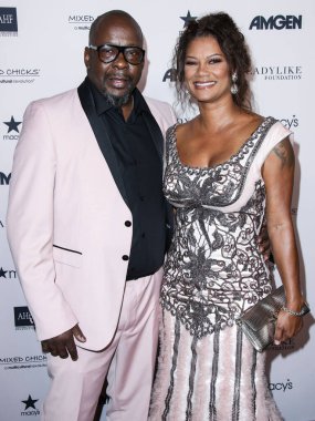 Şarkıcı-söz yazarı Bobby Brown ve eşi / yapımcısı Alicia Etheredge-Brown, 11 Eylül 2021 'de Beverly Hilton Hotel' de düzenlenen 12. Geleneksel Mükemmellik Kadınları ve Moda Gösterisine geldiler.