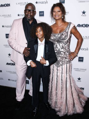 Şarkıcı-söz yazarı Bobby Brown, oğlu Cassius Brown ve eşi / yapımcısı Alicia Etheredge-Brown, 11 Eylül 2021 'de ABD' nin başkenti Beverly Hilton Hotel 'de düzenlenen 12.