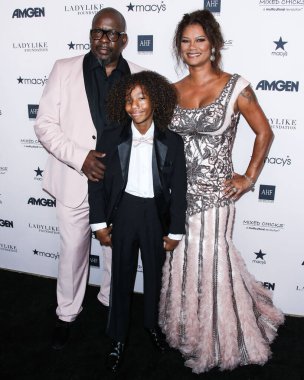 Şarkıcı-söz yazarı Bobby Brown, oğlu Cassius Brown ve eşi / yapımcısı Alicia Etheredge-Brown, 11 Eylül 2021 'de ABD' nin başkenti Beverly Hilton Hotel 'de düzenlenen 12.