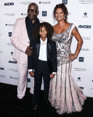 Şarkıcı-söz yazarı Bobby Brown, oğlu Cassius Brown ve eşi / yapımcısı Alicia Etheredge-Brown, 11 Eylül 2021 'de ABD' nin başkenti Beverly Hilton Hotel 'de düzenlenen 12.
