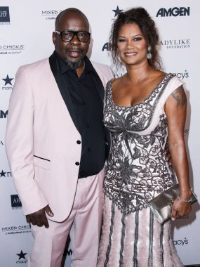 Şarkıcı-söz yazarı Bobby Brown ve eşi / yapımcısı Alicia Etheredge-Brown, 11 Eylül 2021 'de Beverly Hilton Hotel' de düzenlenen 12. Geleneksel Mükemmellik Kadınları ve Moda Gösterisine geldiler.