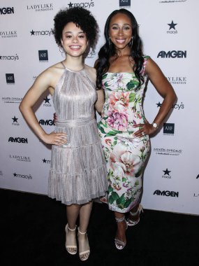 Kadın Oyuncu Gabrielle Nevaeh Green ve Kadın Gibi Vakfı Başkanı ve CEO 'su Leah Pompa, 11 Eylül 2021' de Beverly Hilton Hotel 'de düzenlenen 12.