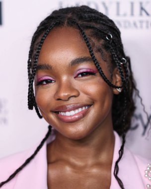 Moschino 'yu giyen aktris Marsai Martin, 11 Eylül 2021' de Beverly Hilton Hotel 'de düzenlenen 12. Geleneksel Kadın Gibi Kadın Ödülleri ve Moda Gösterisi' ne katıldı.. 