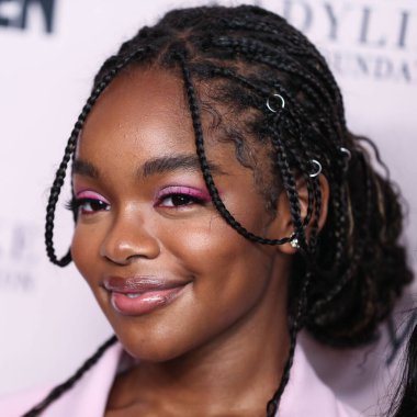 Moschino 'yu giyen aktris Marsai Martin, 11 Eylül 2021' de Beverly Hilton Hotel 'de düzenlenen 12. Geleneksel Kadın Gibi Kadın Ödülleri ve Moda Gösterisi' ne katıldı.. 