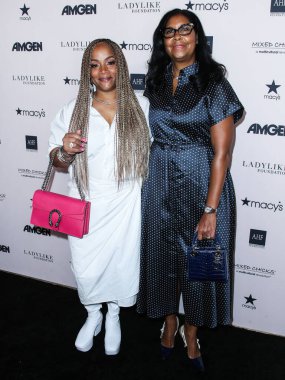 Simone I. Smith ve Cookie Johnson, 11 Eylül 2021 'de Beverly Hilton Oteli' nde düzenlenen 12. Geleneksel Kadın Gibi Vakfı Kadın Ödülleri ve Moda Gösterisi 'ne geldiler.. 