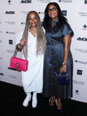 Simone I. Smith ve Cookie Johnson, 11 Eylül 2021 'de Beverly Hilton Oteli' nde düzenlenen 12. Geleneksel Kadın Gibi Vakfı Kadın Ödülleri ve Moda Gösterisi 'ne geldiler.. 