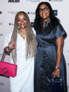Simone I. Smith ve Cookie Johnson, 11 Eylül 2021 'de Beverly Hilton Oteli' nde düzenlenen 12. Geleneksel Kadın Gibi Vakfı Kadın Ödülleri ve Moda Gösterisi 'ne geldiler.. 