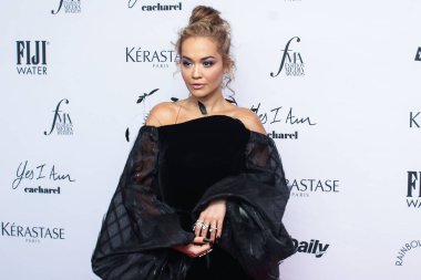 Şarkıcı Rita Ora, Antonio Grimaldi marka bir elbise ve Tyler Ellis marka bir debriyaj giyerek 9 Eylül 2021 'de ABD' nin Manhattan şehrinde bulunan Rockefeller Center 'daki Gökkuşağı Odası' nda düzenlenen 8.