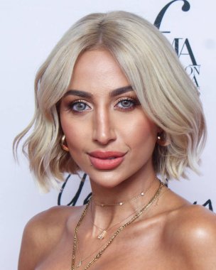 Model Rawan Abdullah Ebu Zaid, 9 Eylül 2021 'de Manhattan, New York, ABD' de bulunan Rockefeller Center 'daki Gökkuşağı Odası' nda düzenlenen 8.. 