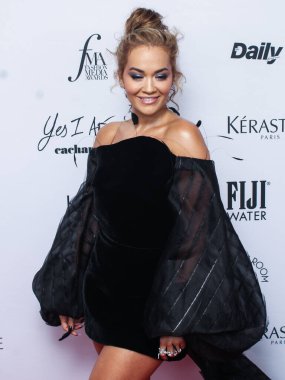 Şarkıcı Rita Ora, Antonio Grimaldi marka bir elbise ve Tyler Ellis marka bir debriyaj giyerek 9 Eylül 2021 'de ABD' nin Manhattan şehrinde bulunan Rockefeller Center 'daki Gökkuşağı Odası' nda düzenlenen 8.
